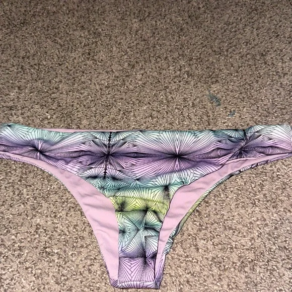 Geometric design and lavender reversible bikini bottoms s/m cheeky - Picture 2 of 6